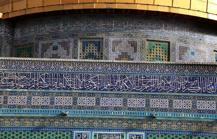 Арабески и каллиграфия на стенах мечети