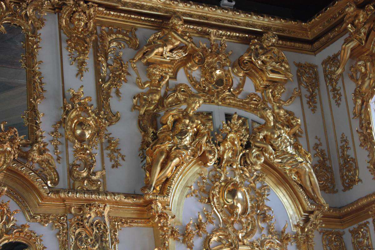 Скульптура в стиле барокко украшает стены. Царскосельский дворец. Барокко.