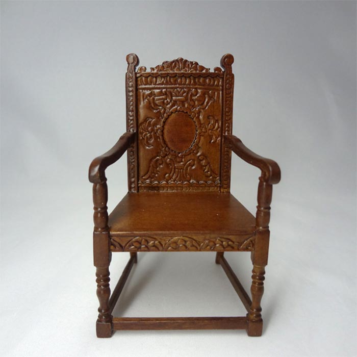 Кресло резное деревянное