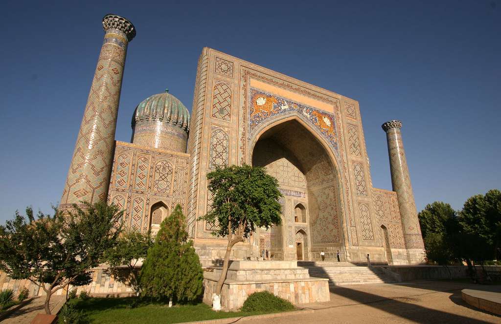 Мечеть с минаретом, украшенные арабесками