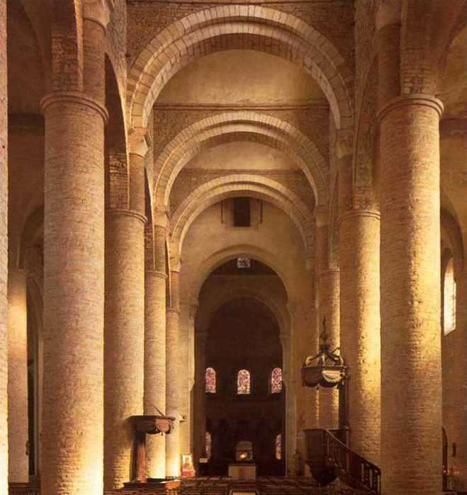 Арки и колонны в романском храме